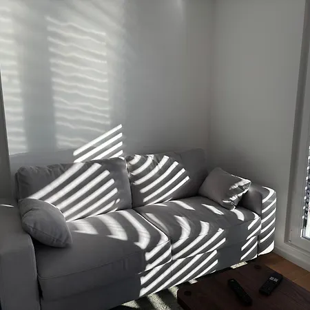 2 Minutes Walking From Train Station 洛桑